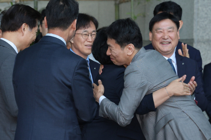 이복현 금융감독원장이 5일 오전 서울 여의도 금융감독원에서 열린 자신의 퇴임식을 마친 후 직원들과 인사하고 있다./사진=뉴스1 신웅수 기자