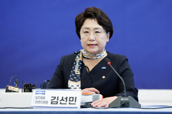 김선민 조국혁신당 당대표 권한대행이 대통령 직속 사회대개혁위원회와 여야정 국정 상설 협의체를 구성해야 한다고 설명했다. 사진은 4월15일 김선민 조국혁신당 대표 권한대행이 서울 여의도 국회에서 열린 내란종식 민주헌정수호 새로운 대한민국 원탁회의에 참석해 발언하는 모습. /사진=뉴스1