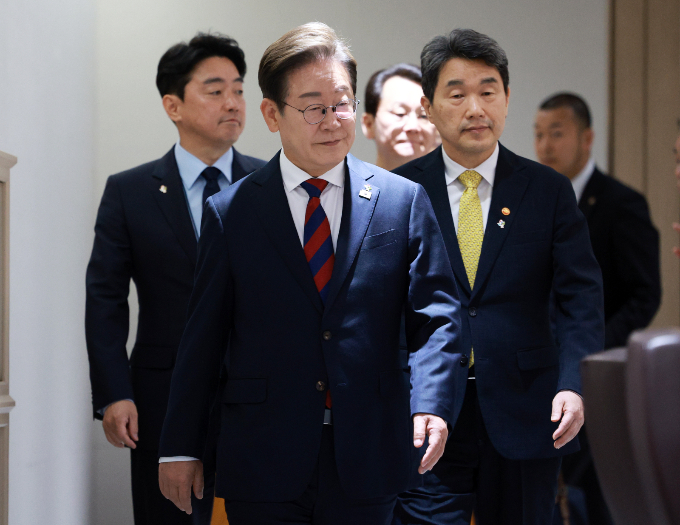 이재명 대통령이 5일 취임 후 처음으로 국무회의를 주재했다. 사진은 이날 서울 용산구 대통령실 청사에서 열린 국무회의에 참석하는 이 대통령. /사진=뉴시스