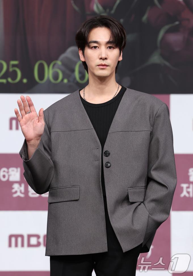 배우 오창석이 5일 서울 마포구 상암동 MBC 사옥에서 열린 새 일일드라마 '태양을 삼킨 여자' 제작발표회에서 포즈를 취하고 있다. '태양을 삼킨 여자'는 피해자가 가해자로 둔갑한 세상에서 하나뿐인 딸의 이름으로 재벌가에 맞선 한 여자의 처절한 복수극을 그린 작품으로 오는 9일 첫 방송된다. 2025.6.5/뉴스1 ⓒ News1 김성진 기자