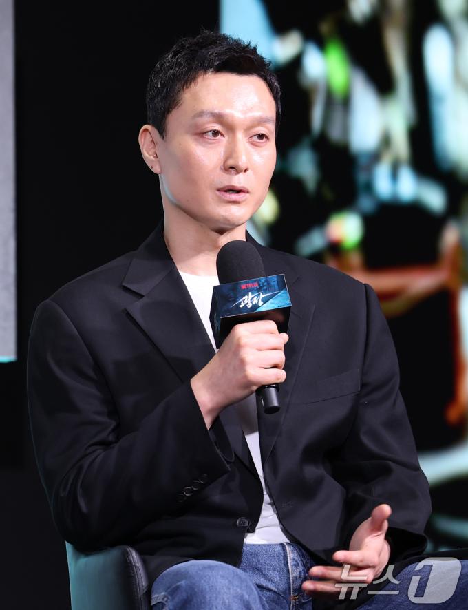 최성은 감독이 5일 오전 서울 중구 장충로 앰버서더 서울 풀만 호텔에서 열린 넷플릭스 '광장' 제작발표회에 참석해 인사말을 하고 있다. ‘광장’은 스스로 아킬레스건을 자르고 광장 세계를 떠났던 남기준(소지섭)이 조직의 2인자였던 동생 남기석(이준혁)의 죽음으로 11년 만에 돌아와 복수를 위해 그 배후를 파헤치는 누아르 액션으로 오는 6일 첫 공개 예정이다. 2025.6.5/뉴스1 ⓒ News1 권현진 기자