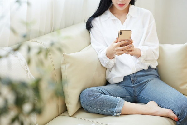 단체 대화방에 툭하면 아이 사진을 보내는 기혼 친구가 친구의 지적에 되레 화를 냈다는 사연이 전해졌다. 사진은 기사 내용과 직접적인 관련이 없음. /사진=클립아트코리아