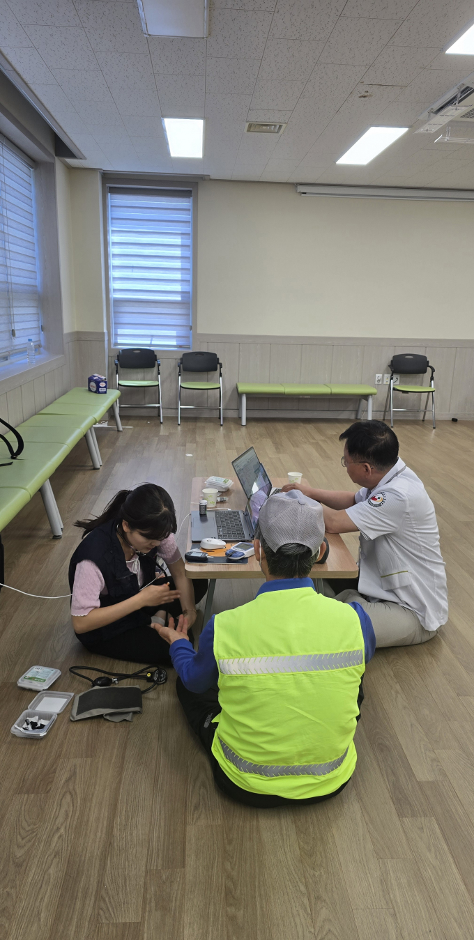 상주시 관계자들이 시 재활용품 선별장에서 보건관리 점검을 진행 중인 모습,/사진제공=경북 상주시
