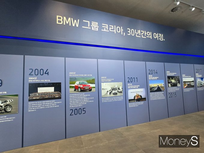전시장 한 켠에 BMW 그룹 코리아의 지난 30년 간 발자취를 담은 '헤리티지 월'이 마련됐다. /사진=김이재 기자