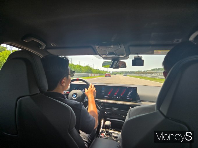 페스티벌 기간 동안 BMW 고성능 차량을 체험하는 M 택시 프로그램이 진행됐다.