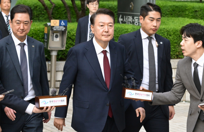 오는 9일 윤석열 전 대통령의 내란 우두머리 혐의 6차 공판을 앞두고 법원이 보안을 강화하고 일반 차량 출입을 통제한다. 사진은 지난달 12일 윤 전 대통령이 서울 서초구 중앙지방법원에서 열린 내란 우두머리 혐의, 직권남용 권리행사방해 혐의 사건 3차 공판을 마치고 법원을 나서고 있는 모습. /사진=서울=뉴스1(사진공동취재단)