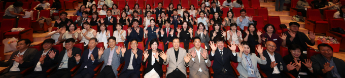 임태희 경기도교육감(앞줄 오른쪽서 7번째)이 5일 경기도교육청율곡연수원에 열린 '2025년 상반기 11기 미래인재 성장과정 정책연구 상상전(展)'에 참석해 축사 후 단체사진을 찍고 있다. /사진제공=경기도교육청  