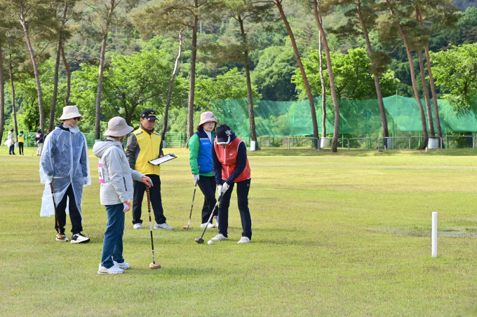 산남파크골프장을 찾은 관계자들이 개장에 앞서 직접 시설을 둘러보며,  골프를 골프를 치고 있는 모습./사진제공=경북 청송군