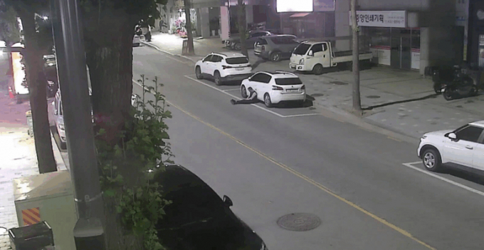 지난 2일 저녁 8시 47분경 중리동 LG 시스템 에어컨 앞에서 주취자가 차도를 향해 다리를 쭉 뻗은 채 위험하게 앉아 있다. /사진제공=이천시