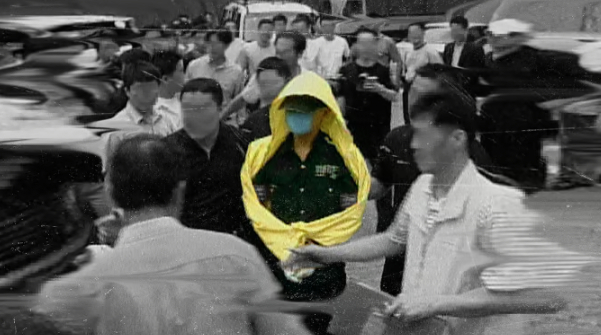 연쇄 살인마 유영철이 수감 생활 중 귀신이 보인다며 불안을 호소했다. 사진은 '레인코트 킬러: 유영철을 추격하다' 중 일부분. /사진=넷플릭스 제공 