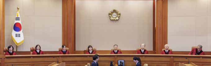 헌법재판소 역시 진보 성향의 우위가 공고해질 전망이다. 사진은 문형배 헌법재판소장 권한대행을 비롯한 헌법재판관들이 지난 4월10일 오후 서울 종로구 재동 헌법재판소에서 열린 박성재 법무부장관 탄핵 심판 선고를 위해 대심판정에 착석하고 있는 모습. /사진=뉴스1