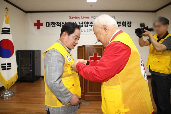 대한적십자사봉사회 남양주시협의회는 5알 주광덕 남양주시장(왼쪽)을 명예지부회장으로 공식 추대했다. /사진제공=남양주시 