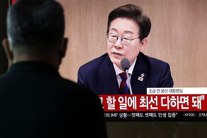 이재명 대통령이 한덕수 전 국무총리가 지명한 이완규·함상훈 헌법재판관 후보자에 대한 지명을 철회했다. 사진은 5일 서울 중구 서울역 대합실에서 시민들이 이재명 대통령 주재 국무회의 뉴스를 시청하고 있는 모습. /사잔=뉴시스