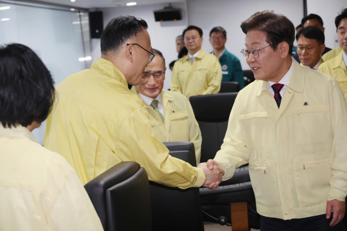 이재명 대통령이 관계 기관에 "국민들이 국가의 무관심이나 부주의로 인해 목숨을 잃거나 집단 참사를 겪는 일이 절대 발생하지 않도록 했으면 좋겠다"고 당부했다. 이어 올해 장마철을 앞두고 수해 피해가 발생하지 않도록 각별한 주의를 요구했다.사진은 이재명 대통령이 5일 서울 용산구 대통령실 청사에서 열린 안전치안점검회의에서 참석자들과 인사를 하고 있는 모습. /사진=뉴시스