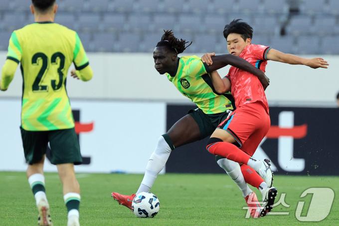 5일 오후 경기도 용인미르스타디움에서 열린 하나은행 초청 U-22 축구국가대표팀 친선경기 대한민국과 호주의 경기에서 대한민국 최우진이 호주 징 릭(Jing REEC)과 치열한 승부를 펼치고 있다. 2025.6.5/뉴스1 ⓒ News1 박정호 기자