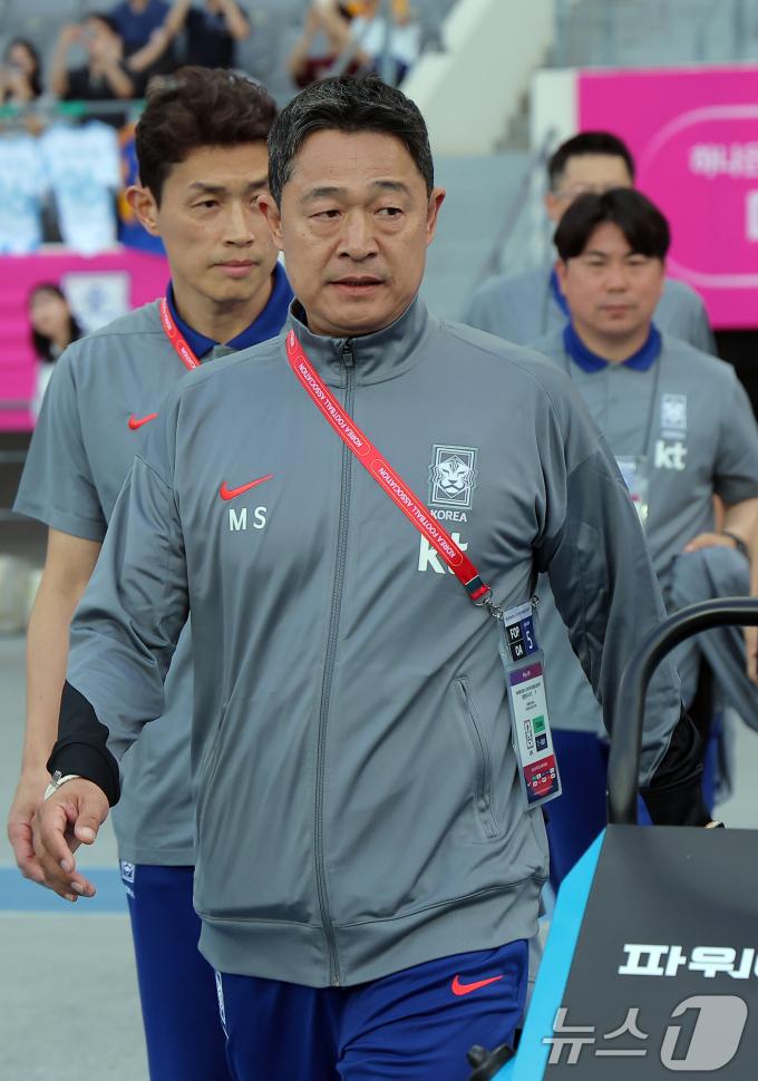이민성 U-22 대표팀 감독이 5일 오후 경기도 용인미르스타디움에서 열린 하나은행 초청 U-22 축구국가대표팀 친선경기 대한민국과 호주의 경기에서 피치로 나서고 있다. 2025.6.5/뉴스1 ⓒ News1 박정호 기자