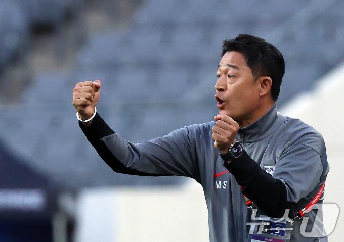 이민성 U-22 대표팀 감독이 5일 오후 경기도 용인미르스타디움에서 열린 하나은행 초청 U-22 축구국가대표팀 친선경기 대한민국과 호주의 경기에서 작전 지시를 하고 있다. 2025.6.5/뉴스1 ⓒ News1 박정호 기자