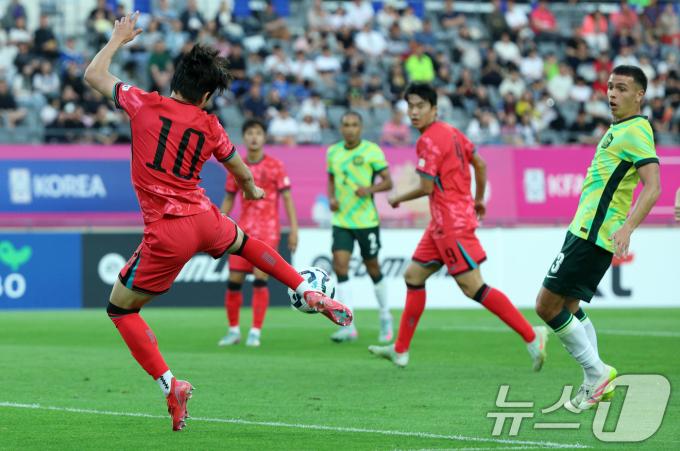 5일 오후 경기도 용인미르스타디움에서 열린 하나은행 초청 U-22 축구국가대표팀 친선경기 대한민국과 호주의 경기에서 대한민국 배준호가 슛을 날리고 있다. 2025.6.5/뉴스1 ⓒ News1 박정호 기자