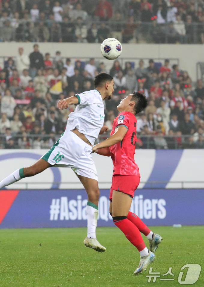 15일 오후 경기 용인시 처인구 용인미르스타디움에서 열린 2026 국제축구연맹(FIFA) 북중미 월드컵 아시아 3차 예선 B조 4차전 대한민국과 이라크의 경기, 대한민국 오현규가 공중볼 다툼을 하고 있다. 2024.10.15/뉴스1 ⓒ News1 김영운 기자