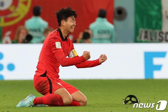 카타르 월드컵 16강 진출을 확정한 뒤 기뻐하는 손흥민 2022.12.3/뉴스1 ⓒ News1 이광호 기자