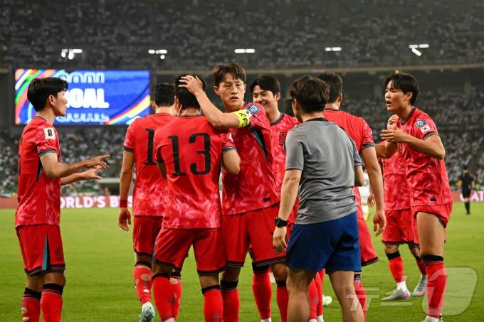 김진규의 첫 골 이후 환호하는 축구대표팀 ⓒ AFP=뉴스1