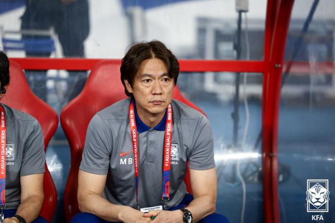 홍명보 대한민국 축구 국가대표팀 감독이 6일(한국시간) 이라크 바스라 국제경기장에서 열린 2026 국제축구연맹(FIFA) 북중미 월드컵 아시아 3차 예선 B조 조별리그 9차전 이라크와의 경기를 지켜보고 있다.  (대한축구협회 제공, 재판매 및 DB금지) 2025.6.6/뉴스1