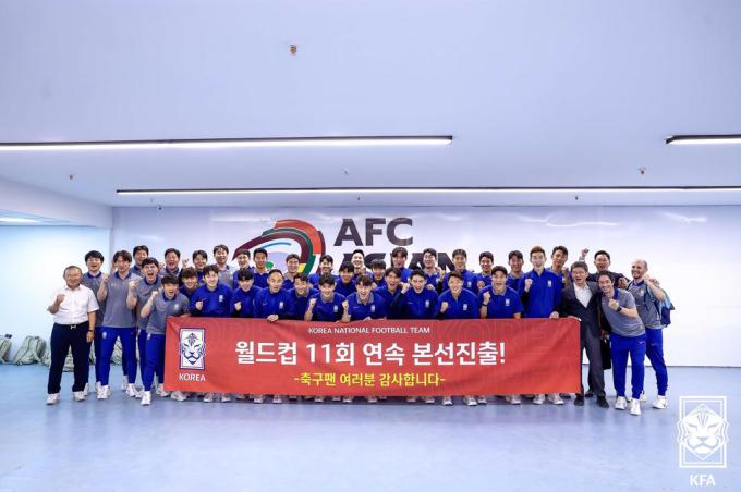 6일(한국시간) 이라크 바스라 국제경기장에서 열린 2026 국제축구연맹(FIFA) 북중미 월드컵 아시아 3차 예선 B조 조별리그 9차전 이라크의 원정 경기에서 2대0 완승을 거두며 11회 연속 본선 진출에 성공한 대한민국 축구대표팀 선수단이 기념 촬영을 하고 있다. (대한축구협회 제공, 재판매 및 DB금지) 2025.6.6/뉴스1