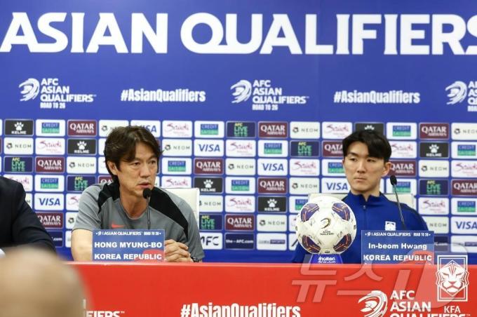 홍명보 축구대표팀 감독이 5일(현지시간) 이라크 바스라국제경기장에서 2026 FIFA 북중미 월드컵 3차 예선 이라크전을 앞두고 열린 공식 기자회견에서 발언하고 있다. (대한축구협회 제공, 재판매 및 DB금지) 2025.6.5/뉴스1