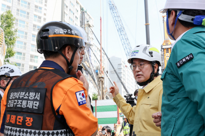 김동연 경기도지사(가운데)가 6일 오전 용인 전철 공사장 천공기 전도사고 현장을 점검하고 있다. /사진제공=경기도 