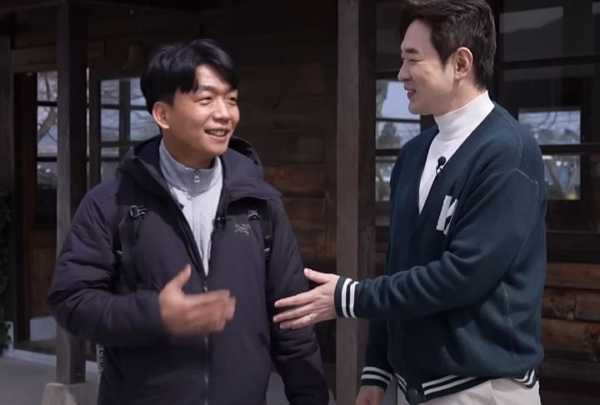 방송 활동을 중단한 백종원 더본코리아 대표의 유튜브 채널에 임태훈 중식 셰프의 모습이 담긴 새 영상이 올라왔다. 사진은 임태훈 중식 셰프와(왼쪽) 방송인 조충현 모습. /사진=유튜브 채널 '백종원' 캡처