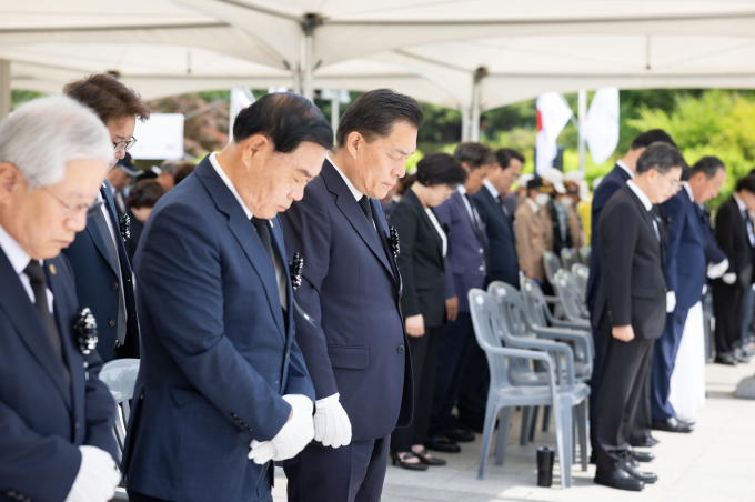 이재준 수원특례시장(왼쪽으로부터 3번째)이 이재식 수원시의회 의장 등 기념식 참석자들이 함께하고 있다. /사지넺공=수원특례시  