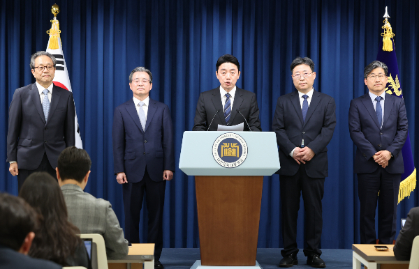 이재명 정부가 수석 비서관 인선을 발표했다. 사진은 왼쪽부터 문진영 사회수석, 김용범 정책실장, 강훈식 비서실장, 하준경 경제성장수석, 류덕현 수석급 재정기획보좌관 모습. /사진=뉴스1
