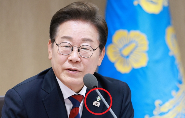 이재명 대통령이 왼쪽 가슴에 '찢어진 태극기' 배지를 달고 등장해 이목을 끌었다. 사진은 이재명 대통령이 지난 5일 국무회의에서 왼쪽 가슴에 찢어진 태극기 문양 배지를 단 채 발언하는 모습. /사진=뉴시스