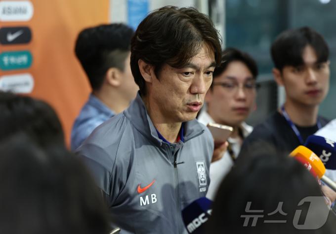홍명보 축구국가대표팀 감독이 6일 이라크와 북중미 월드컵 예선경기를 마치고 인천국제공항 제1터미널을 통해 귀국해 취재진 질문에 답하고 있다. 대표팀은 이라크와 원정경기에서 2대0으로 승리하며 11회 연속 월드컵 본선 진출을 확정했다. 2025.6.6/뉴스1 ⓒ News1 김도우 기자