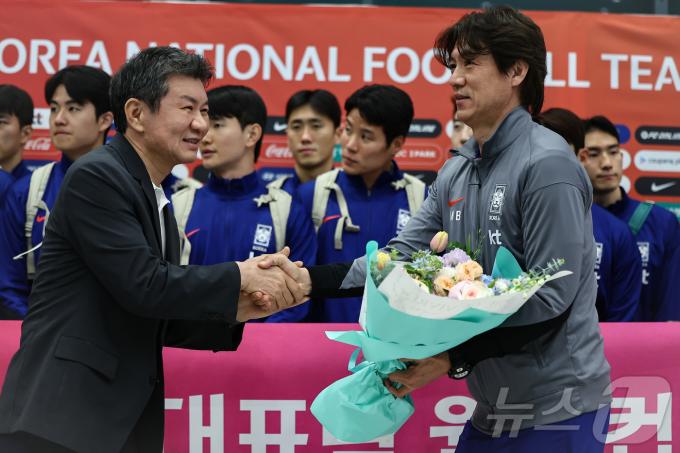 홍명보 감독이 6일 이라크와 북중미 월드컵 예선경기를 마치고 인천국제공항 제1터미널을 통해 귀국하며 정몽규 대한축구협회장에게 꽃을 받고 있다. 대표팀은 이라크와 원정경기에서 2대0으로 승리하며 11회 연속 월드컵 본선 진출을 확정했다. 2025.6.6/뉴스1 ⓒ News1 김도우 기자