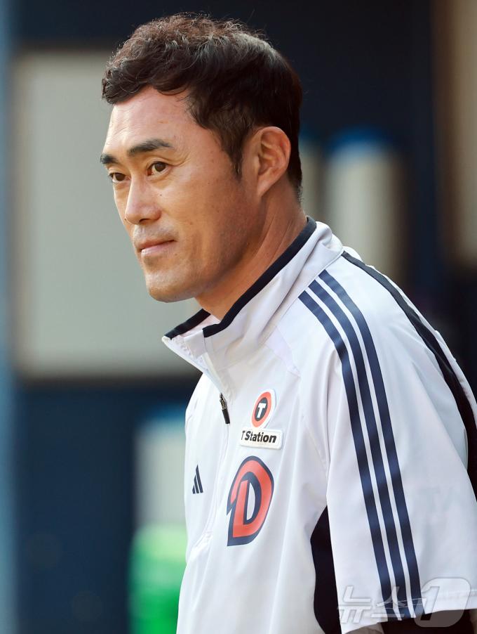 조성환 두산 베어스 감독대행이 3일 오후 서울 송파구 잠실야구장에서 열린 프로야구 '2025 신한 SOL뱅크 KBO 리그' KIA 타이거즈와 두산 베어스의 경기에서 KIA 더그아웃을 지켜보고 있다. 2025.6.3/뉴스1 ⓒ News1 김진환 기자