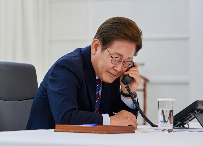 이재명 대통령이 6일 한남동 관저에서 도널드 트럼프 미국 대통령과 전화 통화를 하고 있다./사진=대통령실 제공