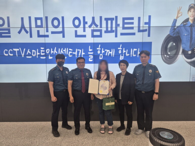 CCTV스마트안심센터 주무관이 보이스피싱 피의자 검거에 이바지한 공로로 지난 5일 포천경찰서장으로부터 감사장을 받고 있다. /사진제공=포천시