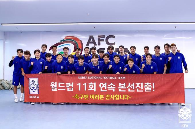 6일(한국시간) 이라크 바스라 국제경기장에서 열린 2026 국제축구연맹(FIFA) 북중미 월드컵 아시아 3차 예선 B조 조별리그 9차전 이라크의 원정 경기에서 2대0 완승을 거두며 11회 연속 본선 진출에 성공한 대한민국 축구대표팀 선수단이 기념 촬영을 하고 있다. (대한축구협회 제공, 재판매 및 DB금지) 2025.6.6/뉴스1