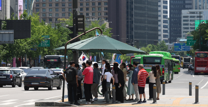 9일 낮 최고 기온은 32도로 무더운 날씨가 예상된다. 사진은 5일 오후 서울 종로구 세종대로사거리에서 시민들이 그늘막 아래에 모여 횡단보도 신호를 기다리고 있다. /사진=뉴시스 추상철 기자 