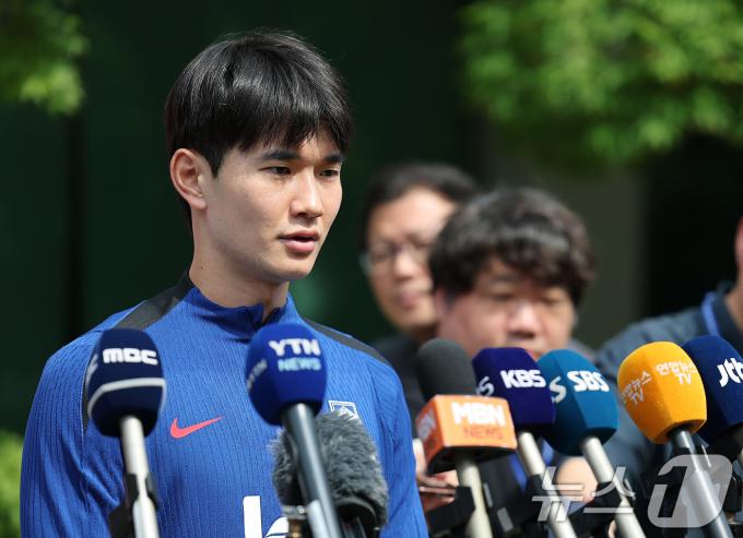 대한민국 축구 국가대표팀 김진규가 8일 오후 경기도 파주시 축구 국가대표 트레이닝센터(NFC)에서 열린 공개 훈련에 앞서 취재진과 인터뷰를 하고 있다.  2025.6.8/뉴스1 ⓒ News1 오대일 기자