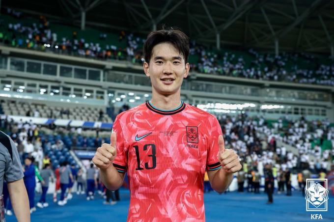 6일(한국시간) 이라크 바스라 국제경기장에서 열린 2026 국제축구연맹(FIFA) 북중미 월드컵 아시아 3차 예선 B조 조별리그 9차전 이라크의 원정 경기에서 후반 선제골을 넣은 대한민국 축구 국가대표팀 김진규가 경기 후 기념 촬영을 하고 있다.. (대한축구협회 제공, 재판매 및 DB금지) 2025.6.6/뉴스1
