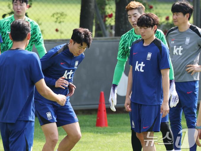 대한민국 축구 국가대표팀 손흥민과 배준호가 8일 오후 경기도 파주시 축구 국가대표 트레이닝센터(NFC)에서 열린 공개 훈련에서 가볍게 몸을 풀고 있다.2025.6.8/뉴스1 ⓒ News1 오대일 기자