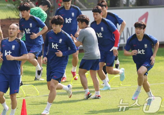 대한민국 축구 국가대표팀 손흥민과 배준호가 8일 오후 경기도 파주시 축구 국가대표 트레이닝센터(NFC)에서 열린 공개 훈련에서 가볍게 몸을 풀고 있다. 2025.6.8/뉴스1 ⓒ News1 오대일 기자