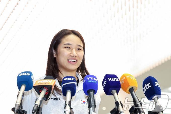 배드민턴 여자 단식 세계랭킹 1위 안세영이 9일 오전 인천국제공항을 통해 귀국해 인터뷰를 하며 환하게 웃고 있다. 안세영은 지난 8일 인도네시아 자카르타에서 열린 세계배드민턴연맹(BWF) 월드투어 슈퍼 1000 인도네시아오픈 결승에서 중국의 왕즈이에 세트스코어 2대1로 승리하며 4년 만에 대회 정상에 올랐다. 2025.6.9/뉴스1 ⓒ News1 민경석 기자