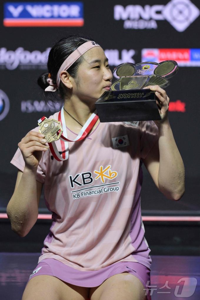 [뉴스1PICK] '여제' 안세영, 中 왕즈이 꺾고 4년 만에 인도네시아오픈 정상