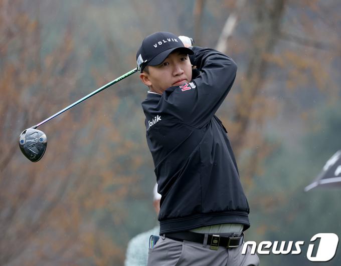허리 부상을 이겨내고 우승을 차지한 김홍택(KPGA 제공) 2024.4.11/뉴스1
