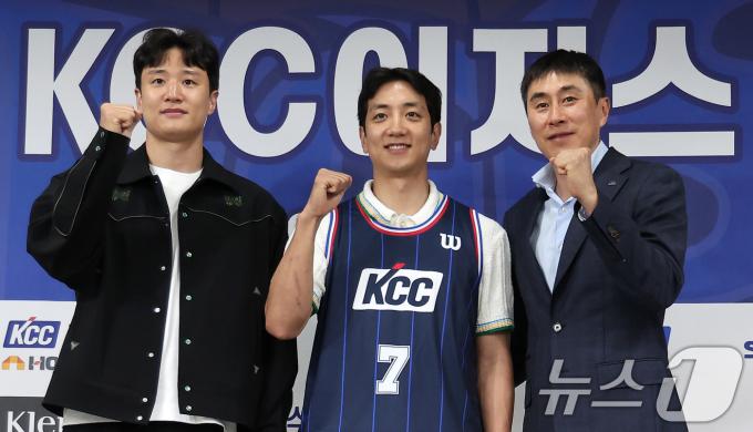 부산 KCC 이지스로 이적한 허훈(가운데)이 29일 서울 강남구 KBL센터에서 열린 입단식에서 허웅, 이상민 감독과 기념촬영을 하고 있다. 2025.5.29/뉴스1 ⓒ News1 김성진 기자
