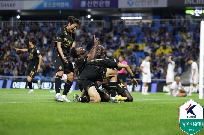 득점 후 기뻐하는 인천 제르소(가운데)(한국프로축구연맹 제공)