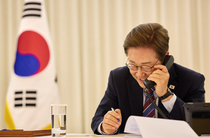 이재명 대통령이 9일 오전 10시 2차 비상경제점검 태스크포스(TF) 회의를 주재한다. 사진은 지난 6일 도널드 트럼프 미국 대통령과 통화 중인 모습. /사진=대통령실